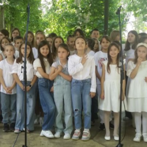 Mali zbor naše škole i voditeljica Mateja Škaro, nastup na Zrinjevcu